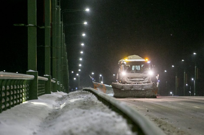 Vairuotojai, rinkitės saugų greitį: keliuose yra slidžių ruožų