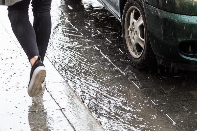 Vairuotojai, rinkitės saugų greitį: keliuose yra šlapių ruožų