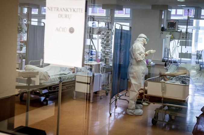 Ligoninėse šiuo metu gydoma 820 COVID-19 pacientų, iš jų 93 – reanimacijoje