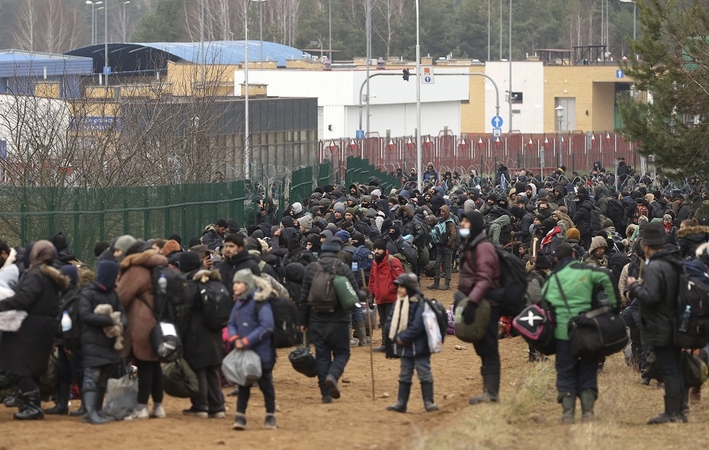 Baltarusijos pusėje prie Brūzgų-Kuznicos perėjos – per 3,5 tūkst. migrantų