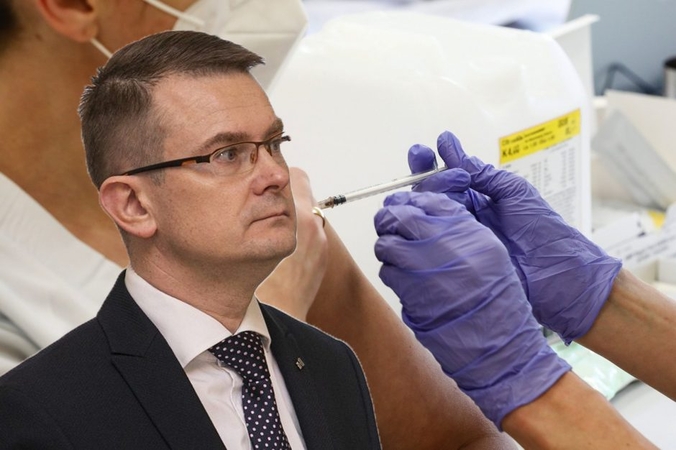 Ministras 100 eurų išmoką už skiepus vadina nepatogia, tačiau reikalinga priemone