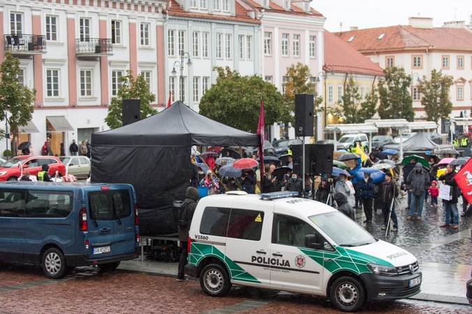 Mitinguotojai piktinosi skiepais ir priverstiniu testavimu: minia išsiskirstė anksčiau nei planuota