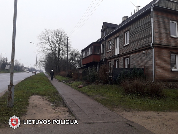 Sostinės policija ieško liudininkų, mačiusių, kaip paspirtuku važiavęs asmuo partrenkė vyrą