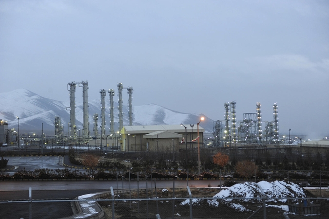 JAV kaltina urano sodrinimą atnaujinantį Iraną „branduoliniu reketu“