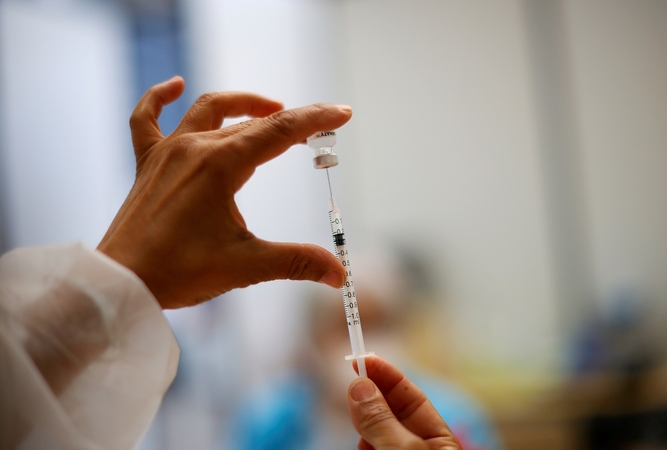 Vaistų kontrolės tarnyba skeptiškai vertina galimybę vėlinti skiepą antra „Pfizer-BioNTech“ doze