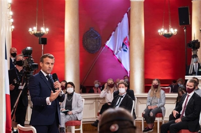 Diskusijoje su VU studentais E. Macronas akcentavo Europos suverenumą