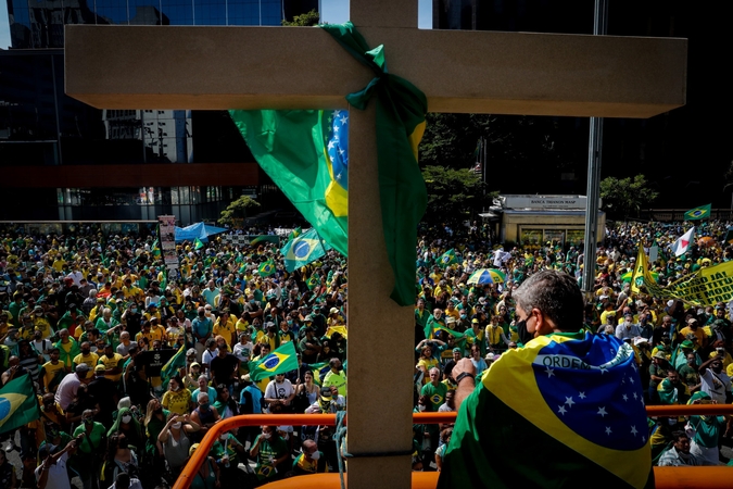 Ignoruodami koronavirusą, tūkstančiai brazilų išėjo į gatves palaikyti prezidento J. Bolsonaro