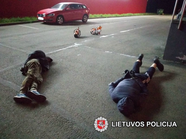 Vilniuje sulaikyti asmenys, pasikėsinę apvogti parduotuvę