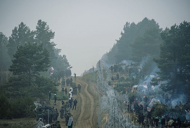 Lenkija: Baltarusija padėjo migrantams išgriauti pasienio tvorą ir suteikė jiems ašarines dujas