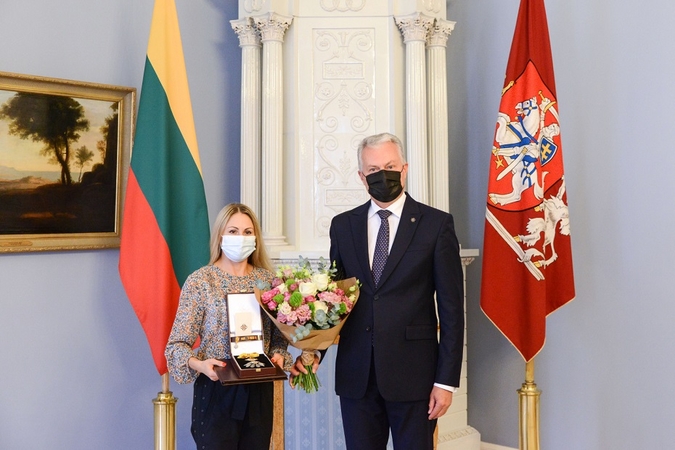 G. Nausėda apdovanojo Tokijo olimpiados vicečempionę L. Asadauskaitę-Zadneprovskienę
