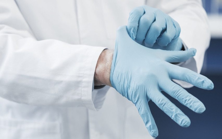 Įtariamųjų dingusiųjų medicinos apsaugos priemonių iš Kinijos byloje vis dar nėra