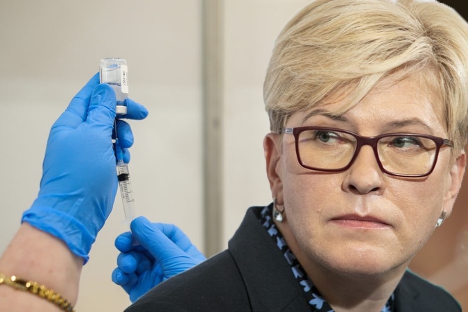 Premjerė įvardijo, kodėl kol kas atsisakyta siūlymo dėl privalomų skiepų daliai profesijų