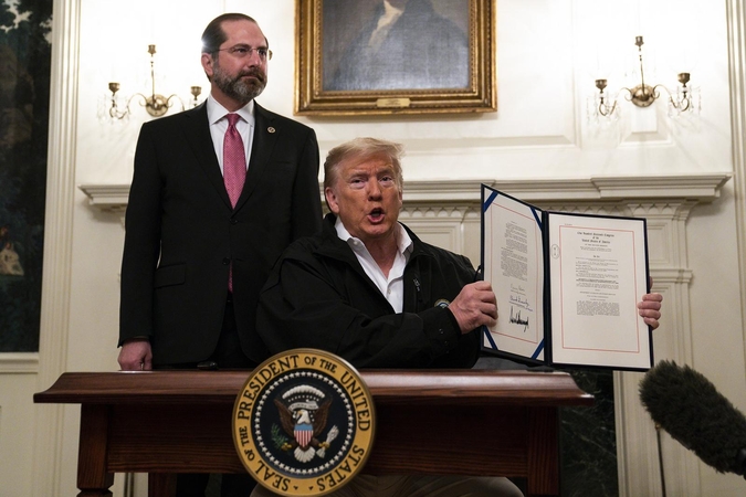 D. Trumpas pasirašė teisės aktą: kovai su koronavirusu skirs 8,3 mlrd. JAV dolerių 