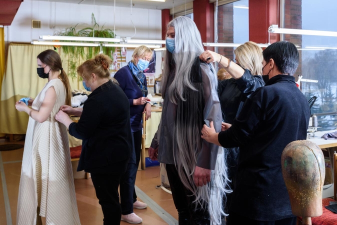 Artėjant „Undinės“ premjerai, artistai matuojasi sceninius kostiumus. 