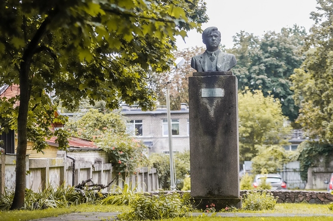 Tebestovi: P.Cvirka politinėje ir visuomeninėje veikloje aktyviai kolaboravo su sovietine valdžia, todėl jo biusto Kaune turėtų nelikti.
