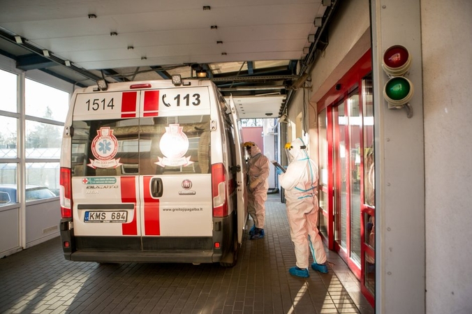 Kodėl vieni serga lengva, kiti –  sunkia COVID-19 forma? Priežastis gali slypėti genuose