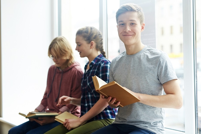 Literatūros specialistai ragina atsisakyti privalomų kūrinių sąrašo 5–8 klasėms