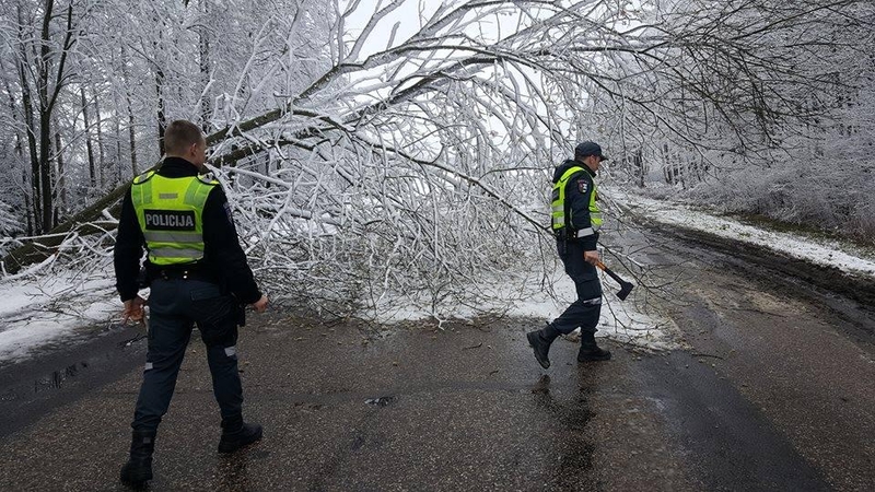 Policijos pareigūnai darbavosi kirvukais