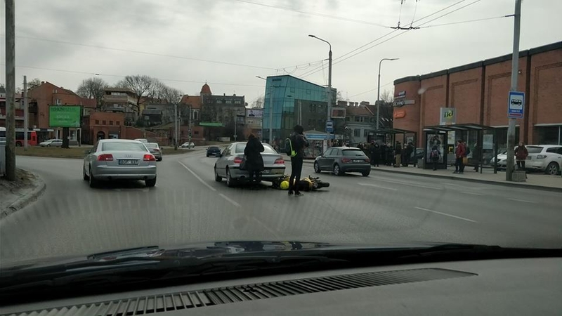 Nelaimė Kaune: motociklininkas palindo po automobiliu