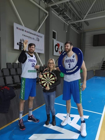 Į smiginio varžybas įsitraukė ir krepšinio žvaigždės