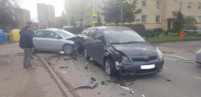 Pašilės gatvėje po avarijos – gerokai aplamdyti automobiliai