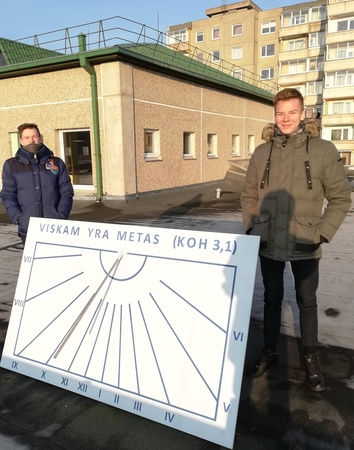 Jono Pauliaus II gimnazijoje laiką skaičiuos ir saulės laikrodis