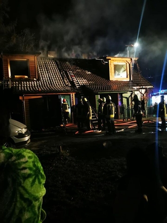 Pagalbos šauksmas: ugnis jauną šeimą paliko be namų