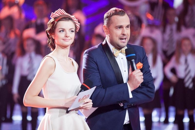 Vos grįžęs iš medaus mėnesio J. Morkūnas meilės dainų klausėsi su kita