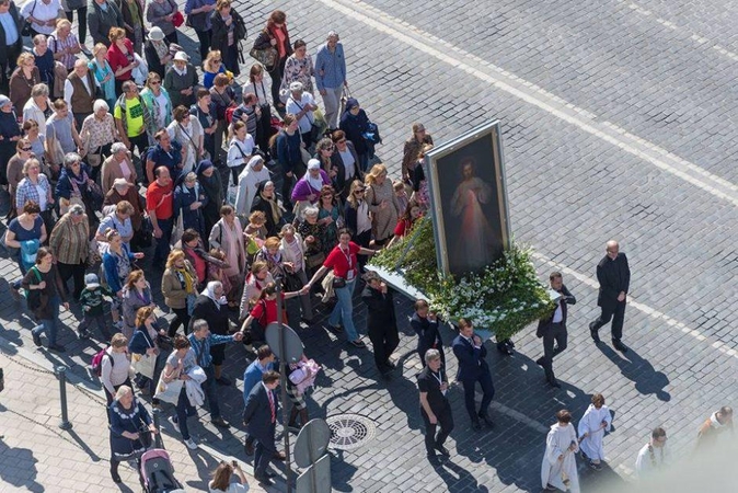 Eitynėmis Vilniuje baigia darbą Nacionalinis gailestingumo kongresas