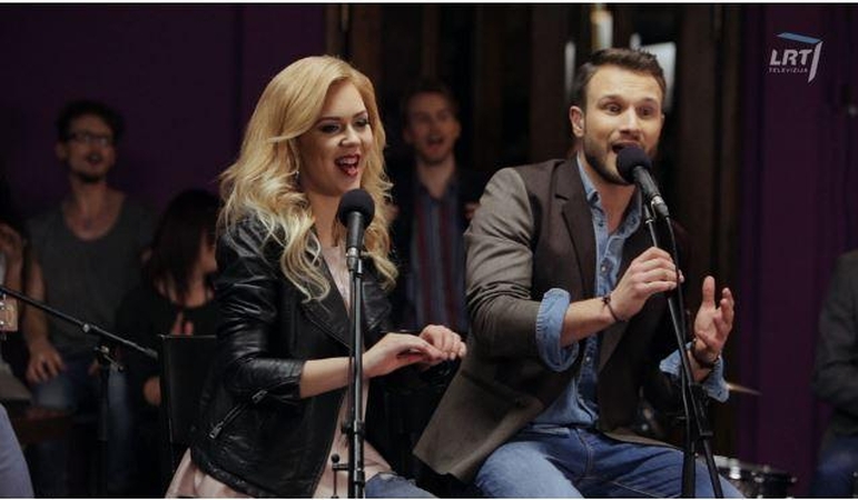 „This Time“ vaizdo klipe – ir gėjų bučiniai