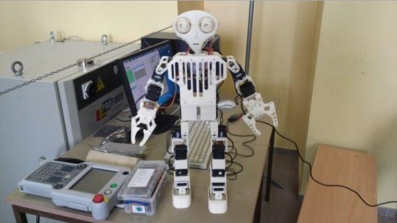 VGTU studentai sukūrė robotą humanoidą