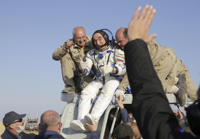 Trys astronautai kapsule „Sojuz“ saugiai sugrįžo į Žemę