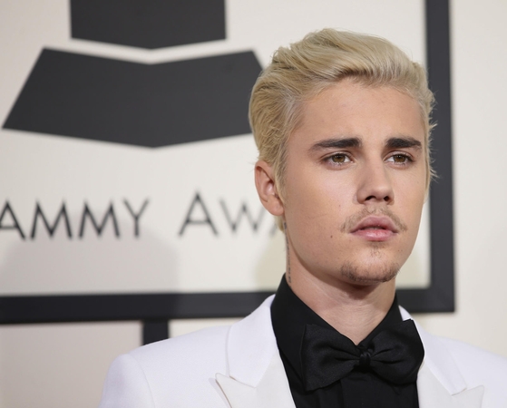 Aktorė B. Midler vėl pasišaipė iš J. Bieberio nuogybės