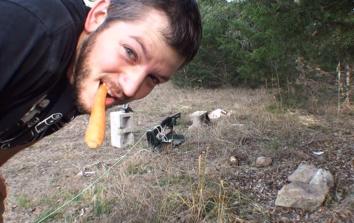 Kas nutiks iššovus iš medžioklinio šautuvo, kurio vamzdyje – morka?