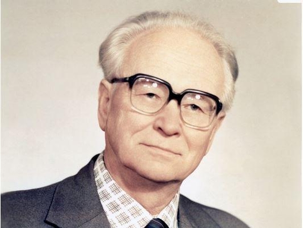 Mirė kultūrologas V. Jakelaitis