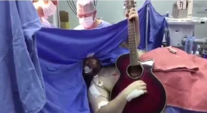 Operacijos metu užgrojo gitara