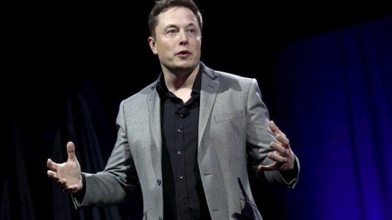 E. Muskas atskleidė, kada pasirodys bepiločiai „Tesla“ elektromobiliai