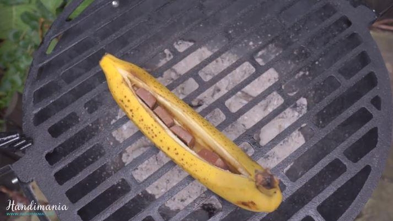 Desertas ant grotelių: bananai su šokoladu