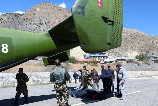 Nepalo kariai tebeieško mažiausiai 40 per pūgą Himalajuose dingusių žmonių