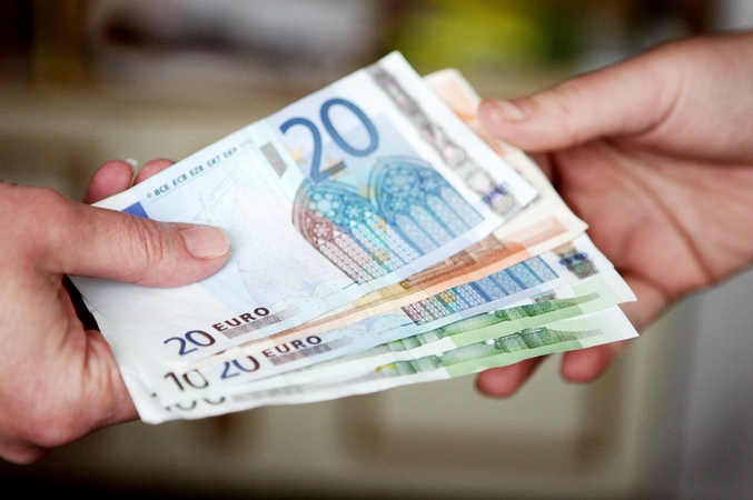 Policija toliau gauna pranešimų apie padirbtus eurus