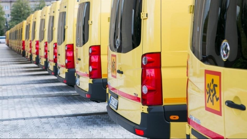 Kokiais atvejais pirmokus į mokyklą turi vežti specialus autobusas?
