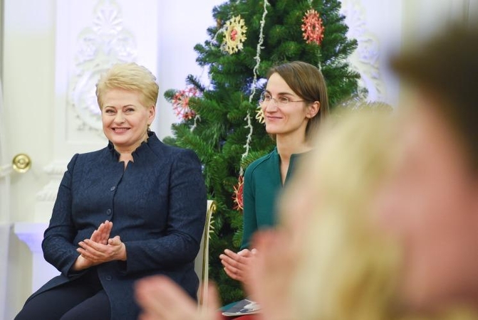 Prezidentė įžiebė Kalėdų eglę ir paskelbė „Knygų Kalėdų“ pradžią