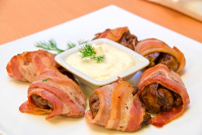 Kiaulienos suktinukai su faršu ir rūkytu kumpiu