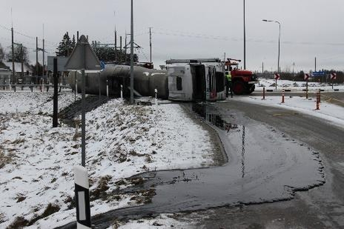 Mažeikiuose apvirto vilkikas: į aplinką išsiliejo 20 tonų bitumo