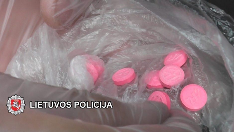20-mečio vairuotojo rankinėje – šimtai vienetų narkotikų