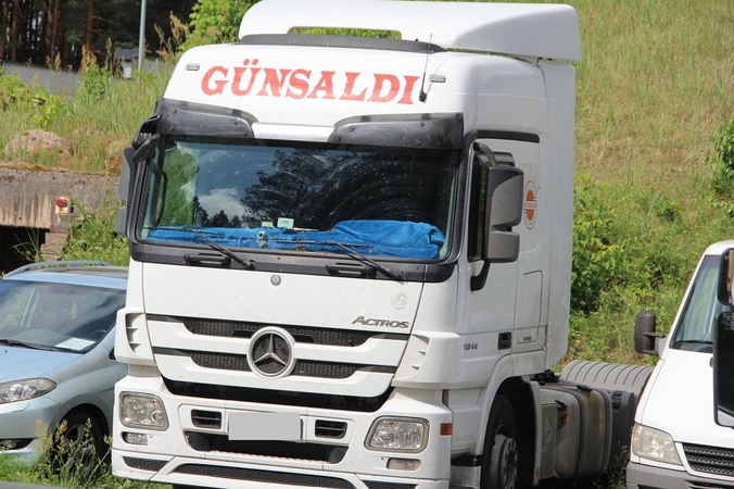 Dėl įtartos klastotės Medininkuose įstrigo turko gabentas persikų krovinys