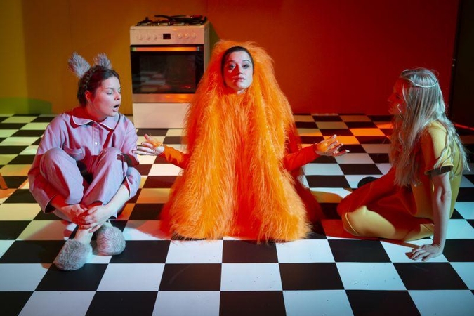 Žaismingos būtybės iš knygos puslapių persikelia į teatro sceną