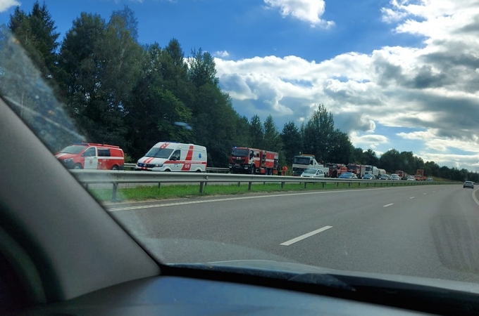 Karmėlavoje iš apvirtusio vilkiko cisternos išbėgo degalai, vertinama žala gamtai