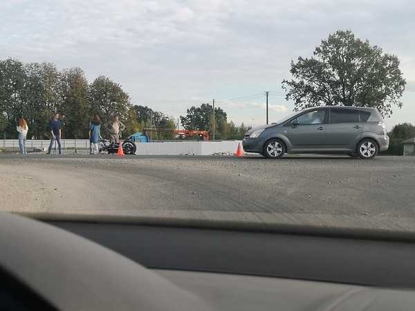 Rokų plente – skaudi avarija: motociklininkui prireikė medikų pagalbos