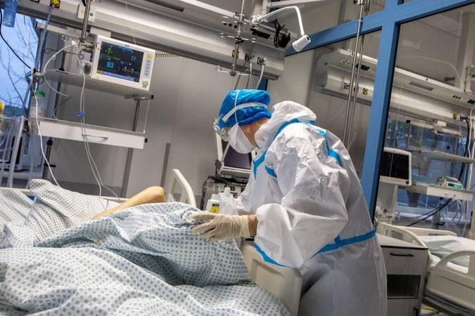 Nauji COVID-19 atvejai: liepsnoja židiniai ligoninėse, 215 užsikrėtimo aplinkybės – nežinomos 